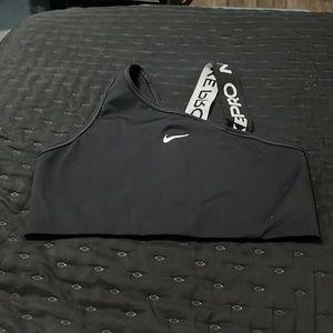 Nike black sports bra. Never been worn but doesn’t have tags.